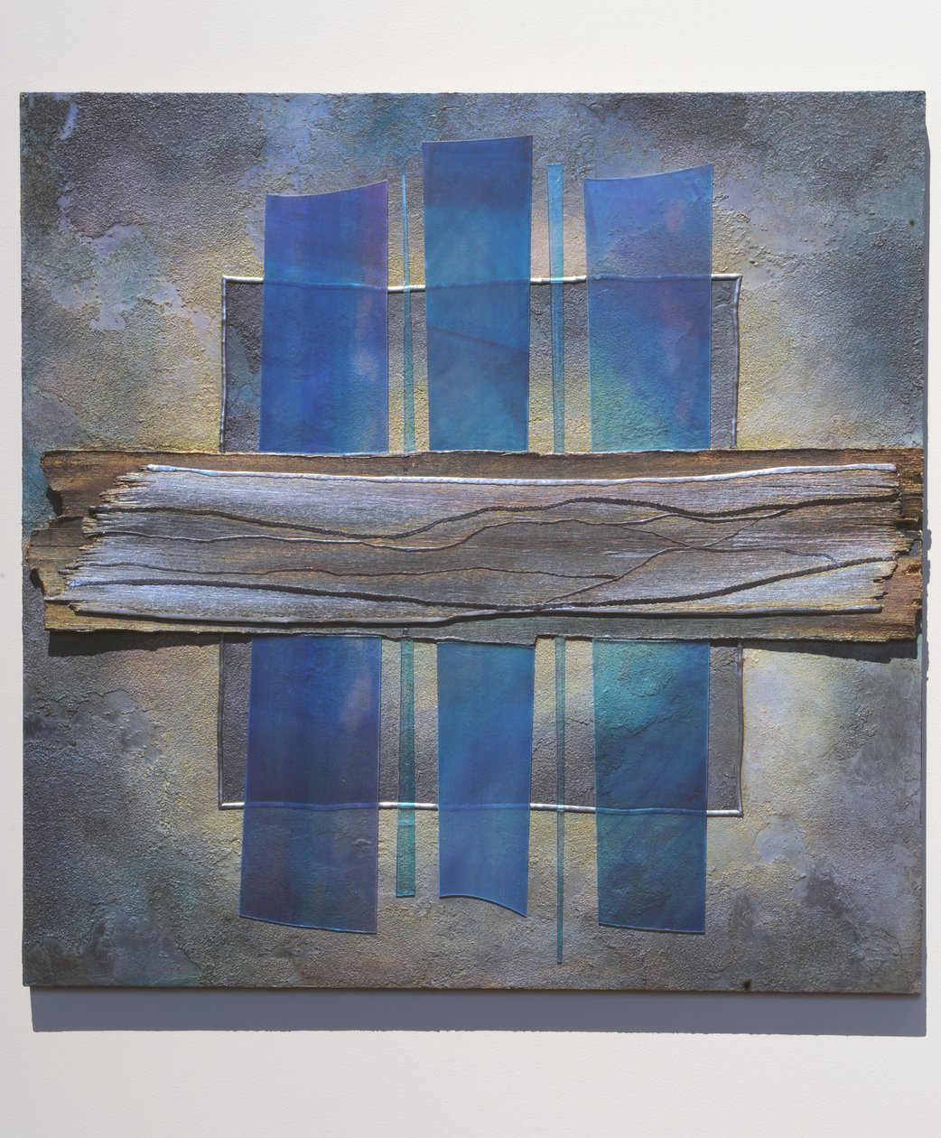 永恒的设计，2007 年（镶板、柿胶、丙烯酸墨水、玻璃、铅、现成物品） 作者 苏菲·哈克