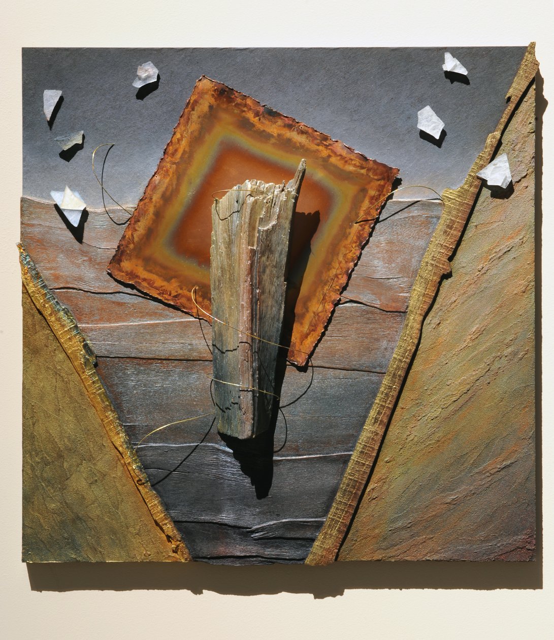 上帝在我们中间，2007 年（面板、铜、金属丝、现成物品、纹理、柿子、纺织品） 作者 苏菲·哈克
