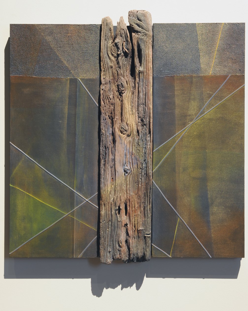 耶稣接受苦难》，2007 年（镶板、铅、颜料、纹理、现成物品、钉子） 作者 苏菲·哈克