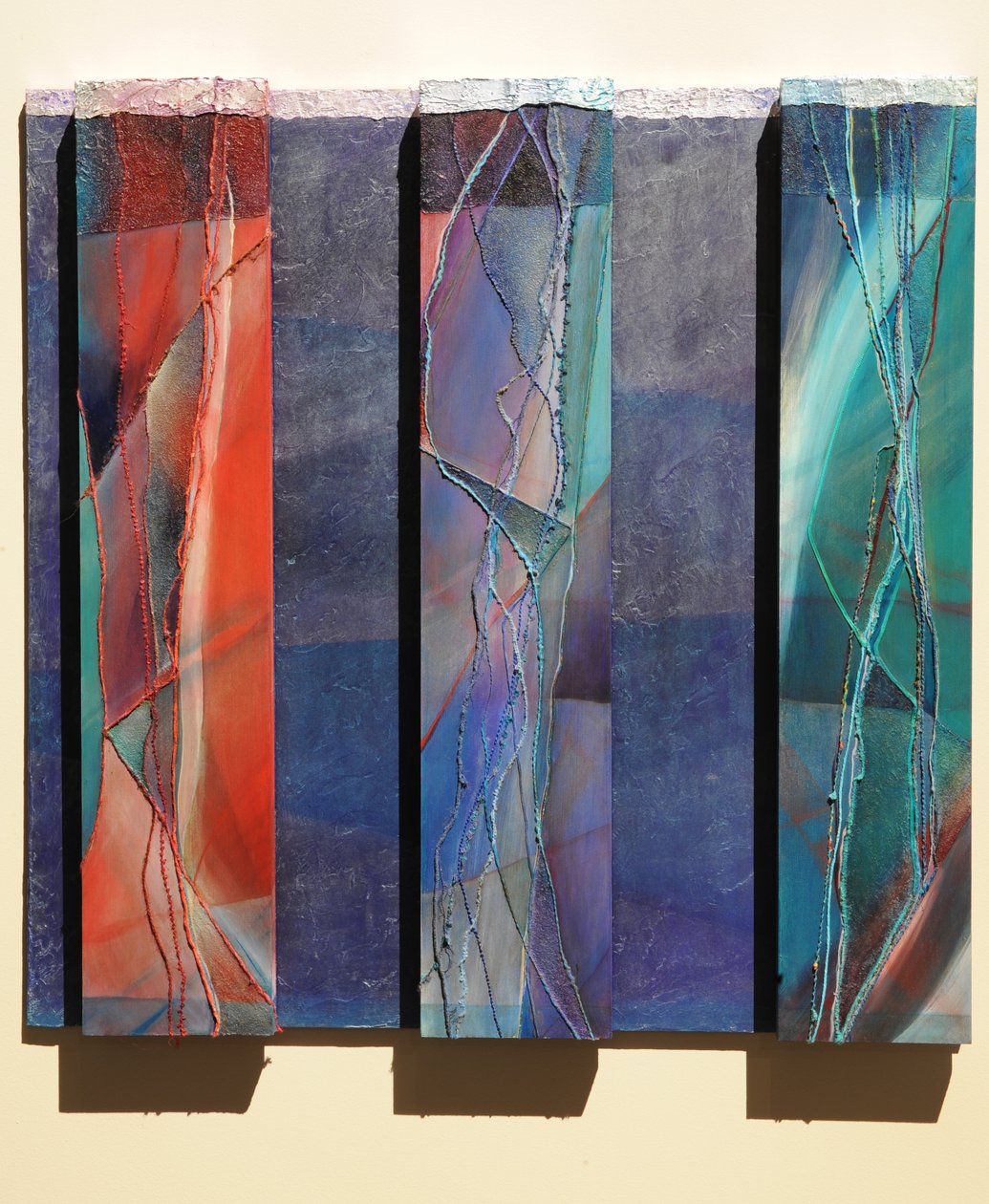 马奇》，2007 年（镶板、颜料、银镀金、织物、大理石粉、纹理、树脂） 作者 苏菲·哈克