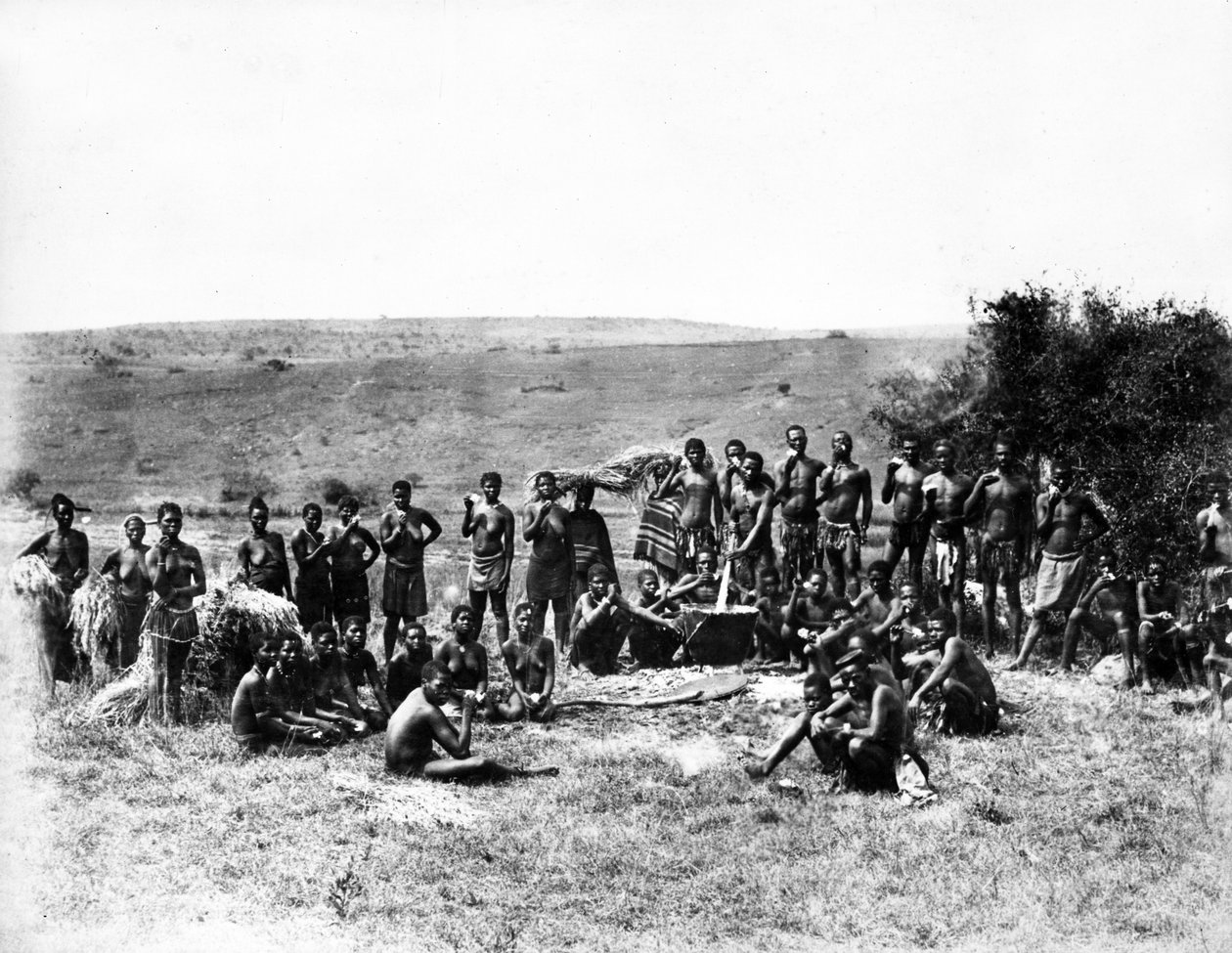 Zulus的小组有他们的Scouff，c.1895 作者 南非摄影师