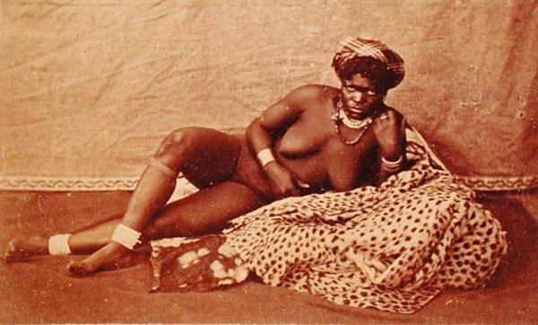 Une Cleopatre Zulu, 约1880年（蛋白打印）。 作者 南非学校