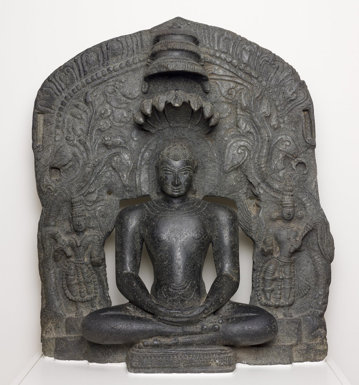 吉安娜·蒂森卡拉·帕什瓦娜（Jaina Tirthankara Parshvanatha）坐着冥想的蛇帽（冥想），来自印度卡纳塔克邦（绿泥石） 作者 南印度学校