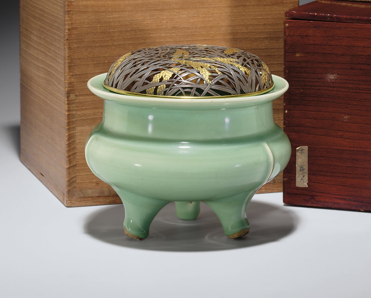 大型龙泉青瓷三脚架香炉，带日本包裹镀金金属盖（陶瓷）（另请参见349496） 作者 南宋中文学校