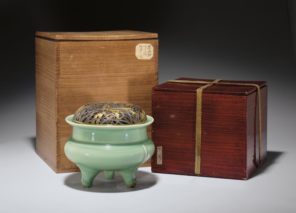 大型龙泉青瓷三脚架香炉，带日本包裹镀金金属盖（陶瓷）（另请参见349486） 作者 南宋中文学校