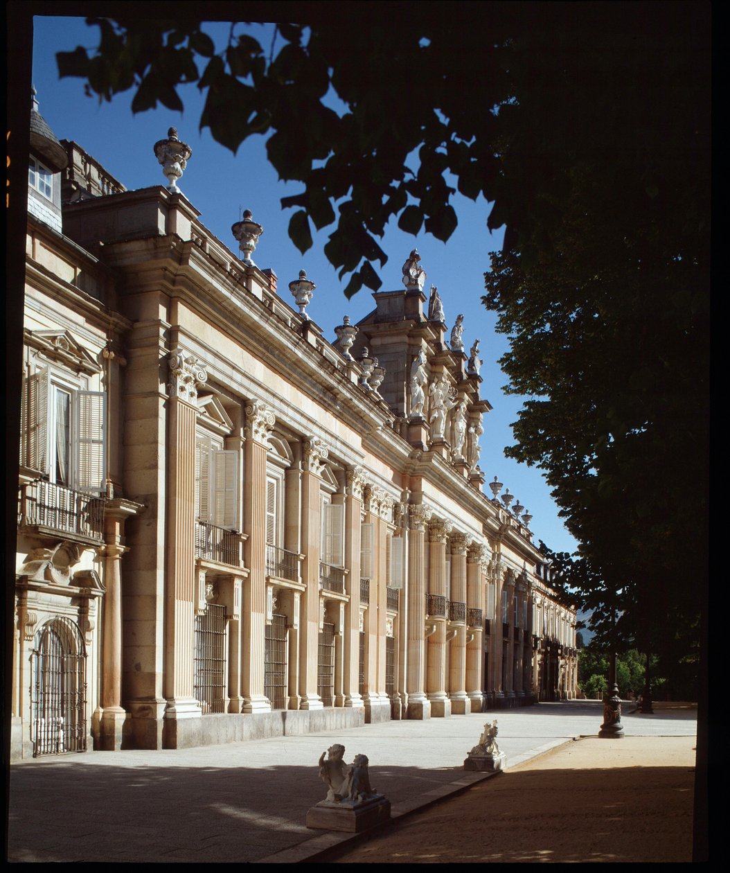 Granja de San Ildefonso 皇宫的正面，西班牙国王的夏宫 作者 西班牙语学校