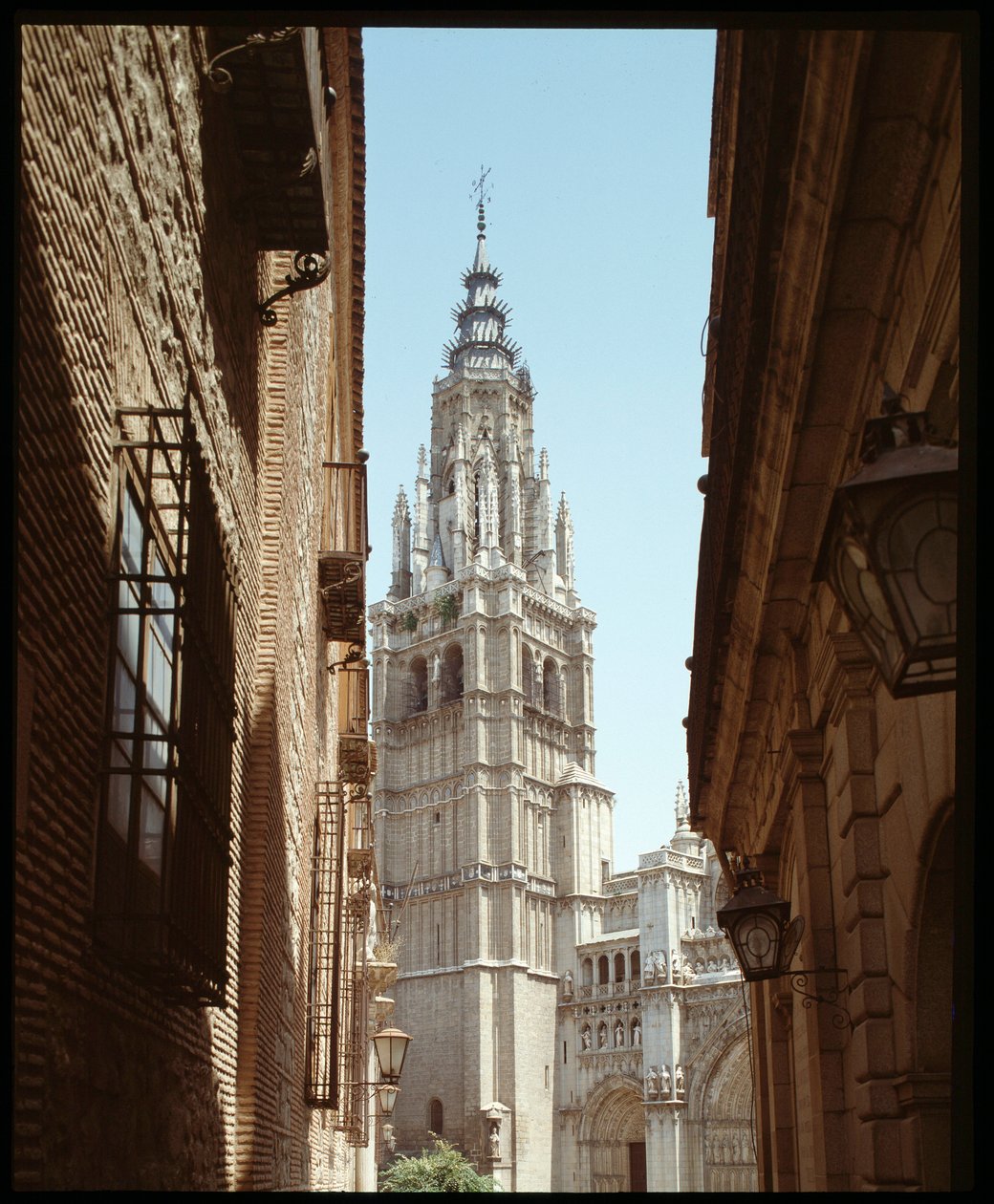 哥特式艺术：Cathedrale Sainte Marie（圣玛丽）13-15 世纪西班牙托莱多的景色（圣玛丽大教堂钟楼的景色） 作者 西班牙语学校