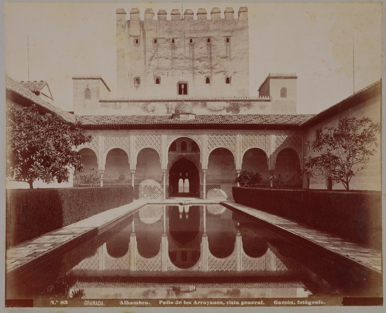 Patio de los Arrayanes，Alhambra，c.1875-80（sepia photo） 作者 西班牙语学校