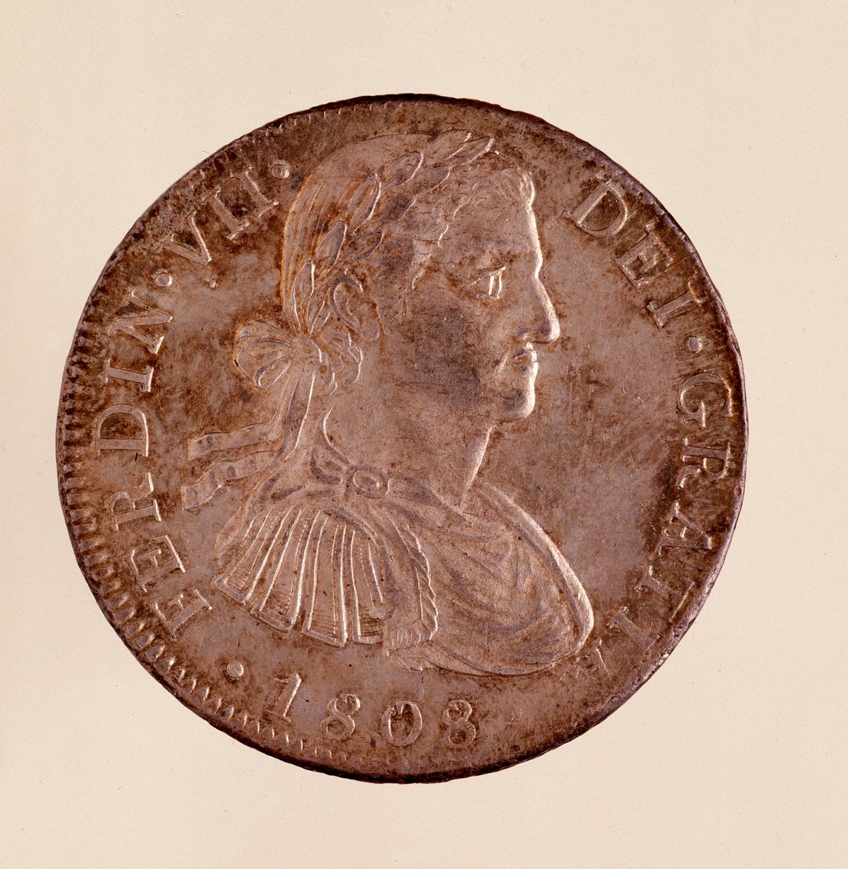 来自西班牙的银币（8 雷亚尔）：斐迪南七世 (Ferdinando) 统治时期 (1808-1833)。 1808 直径 3.9 厘米那不勒斯，考古博物馆 作者 西班牙语学校