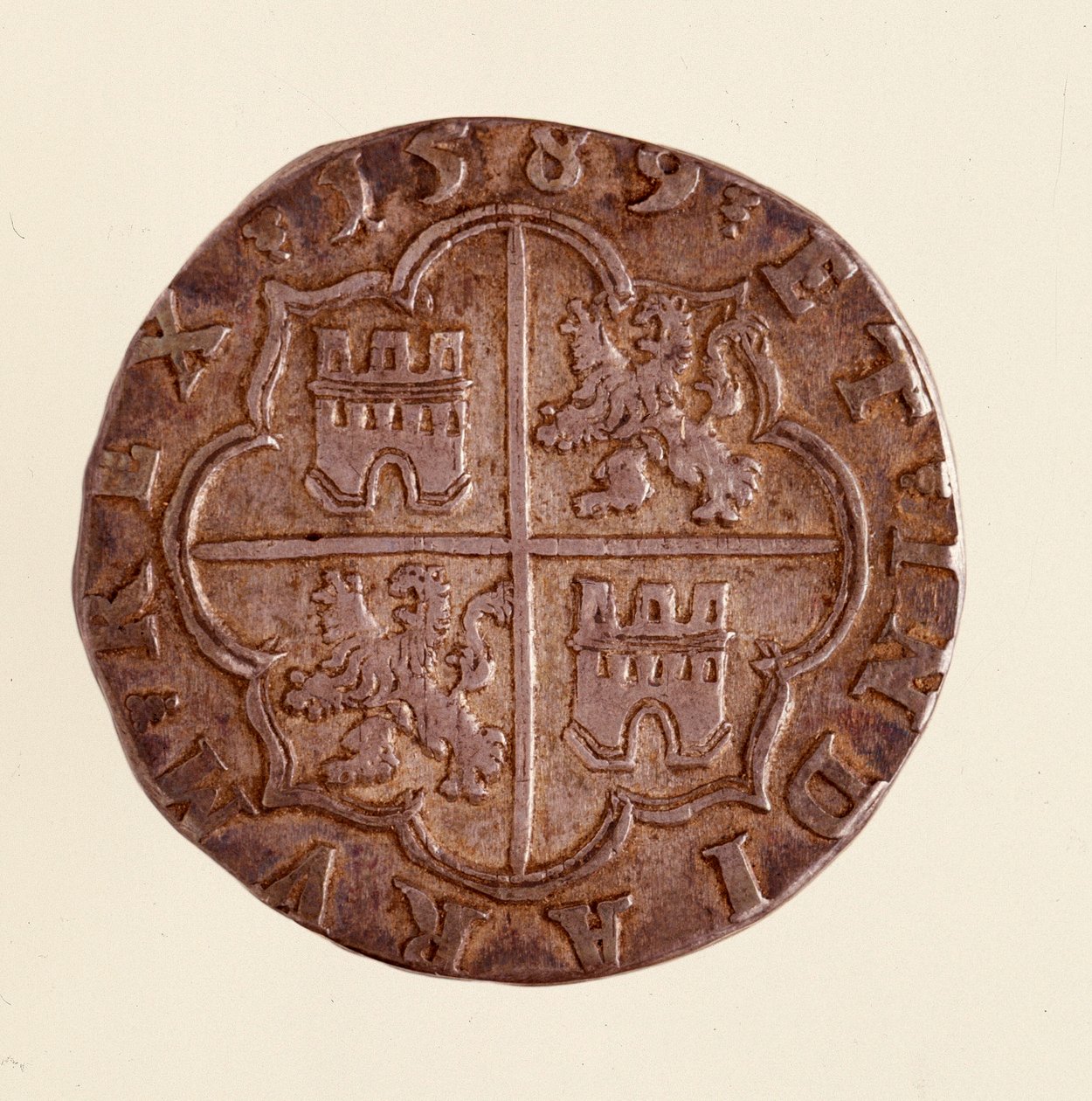 来自西班牙的银币（8 雷亚尔）：菲利普（Filippo 或 Philippe）二世统治时期（1556-1598 年）。 1589 直径 3,5 厘米那不勒斯，考古博物馆 作者 西班牙语学校