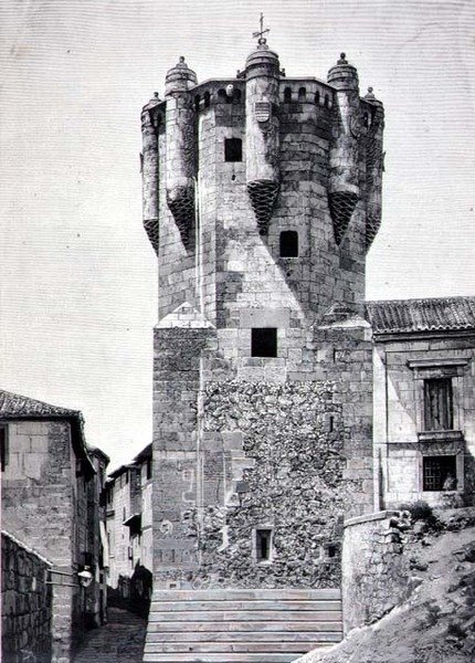 钥匙持有者的塔楼，约1480年建于萨拉曼卡的Plazuela de Menores。 作者 西班牙语学校