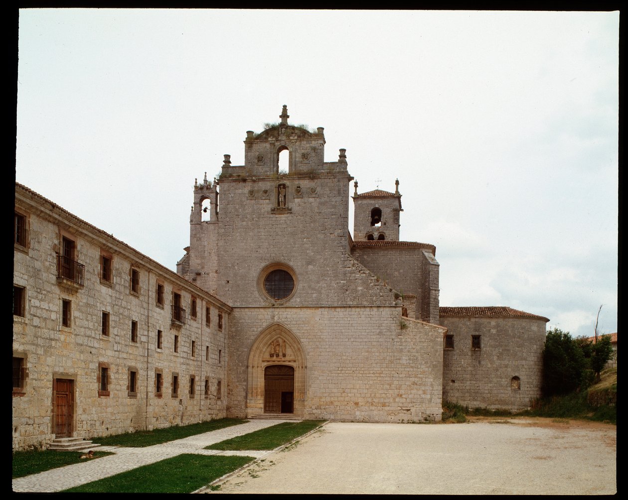 圣佩德罗德卡德纳修道院的景色，El Cid 和 Dona Jimena 的遗骸就在那里 作者 西班牙语学校