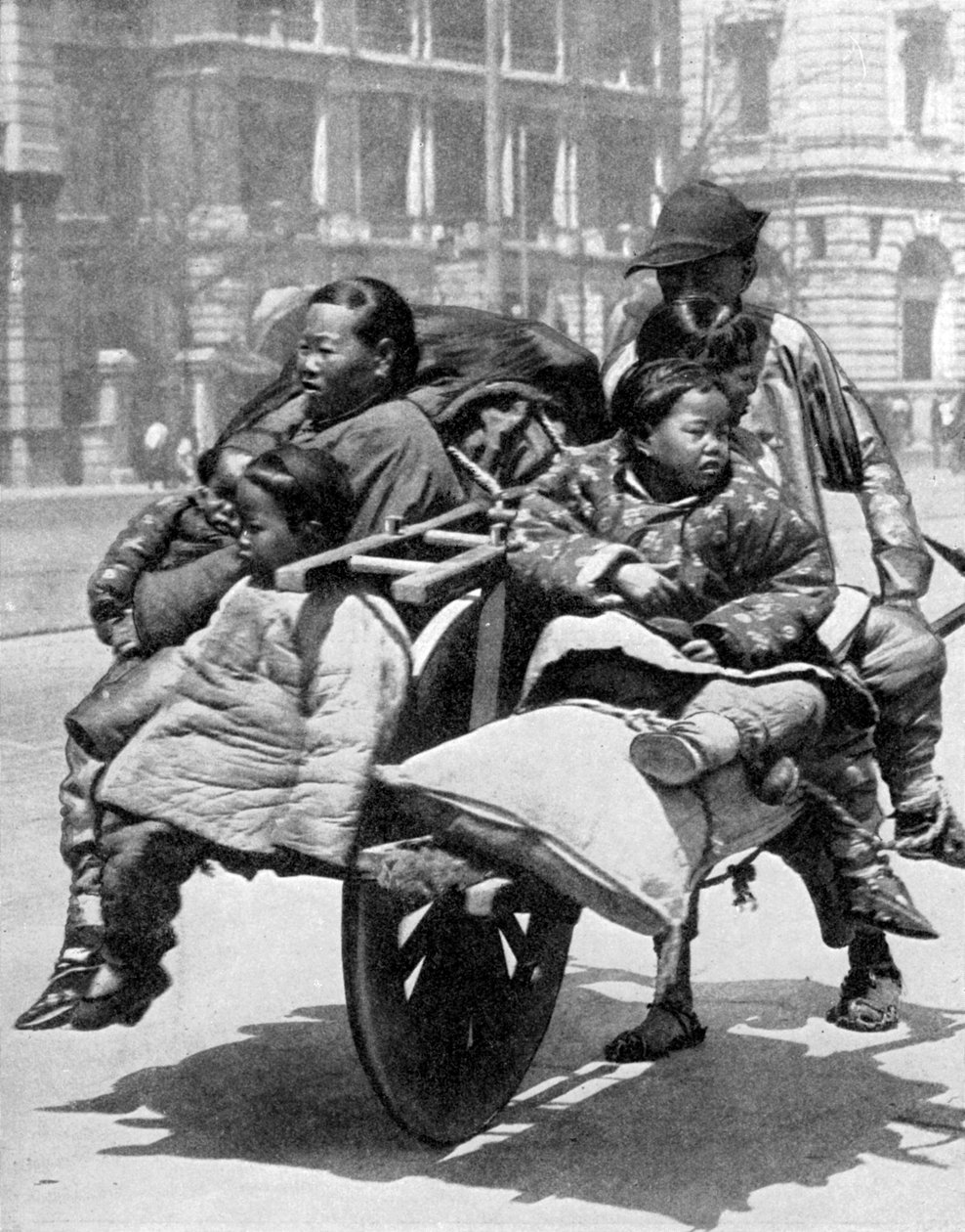 1936年，中国家庭推车上。 作者 体育与一般