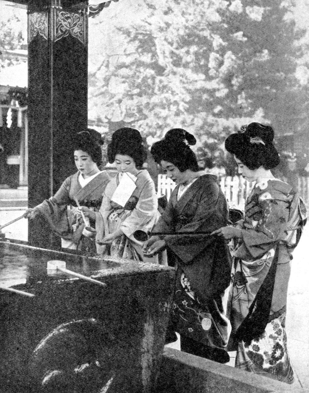 1936年，日本女性在进入寺庙之前要洗手。 作者 体育与一般