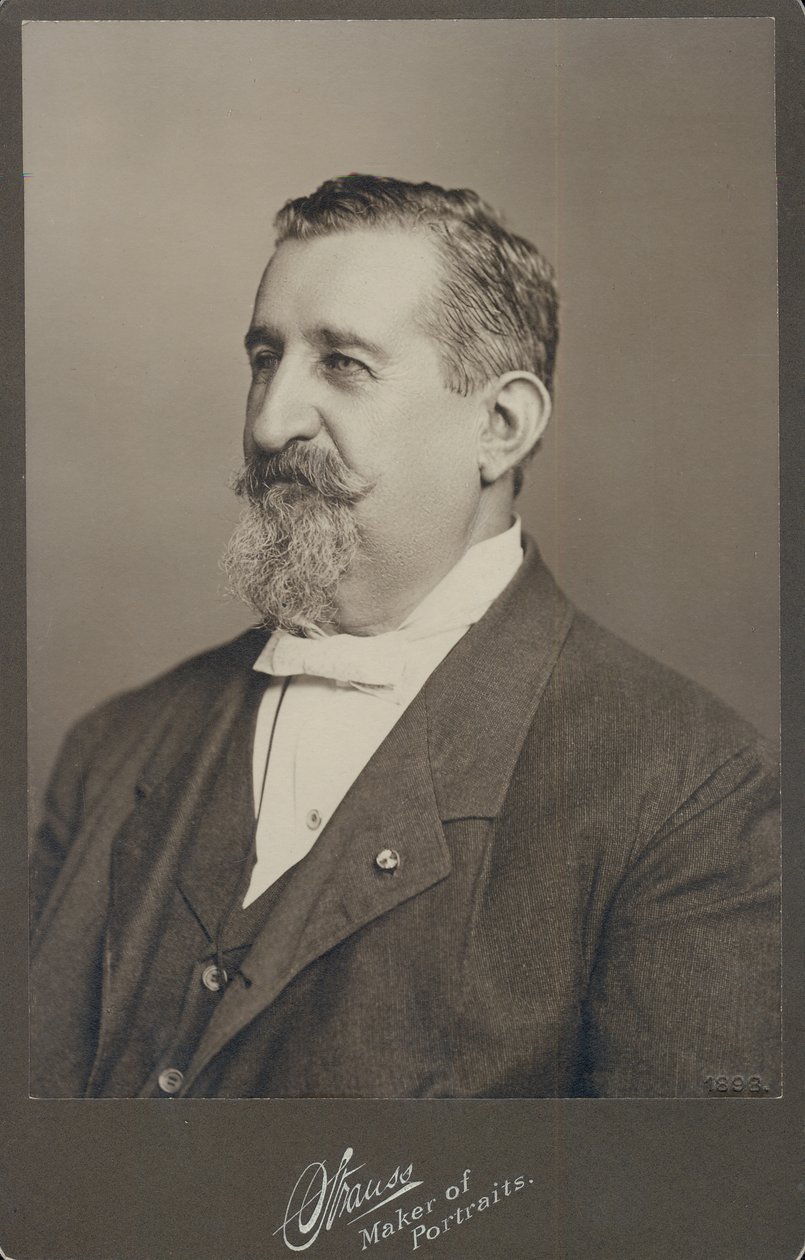 Leopold Methudy的胸围肖像穿着西装，背心和领结，转向左侧。 作者 圣路易斯史特劳斯