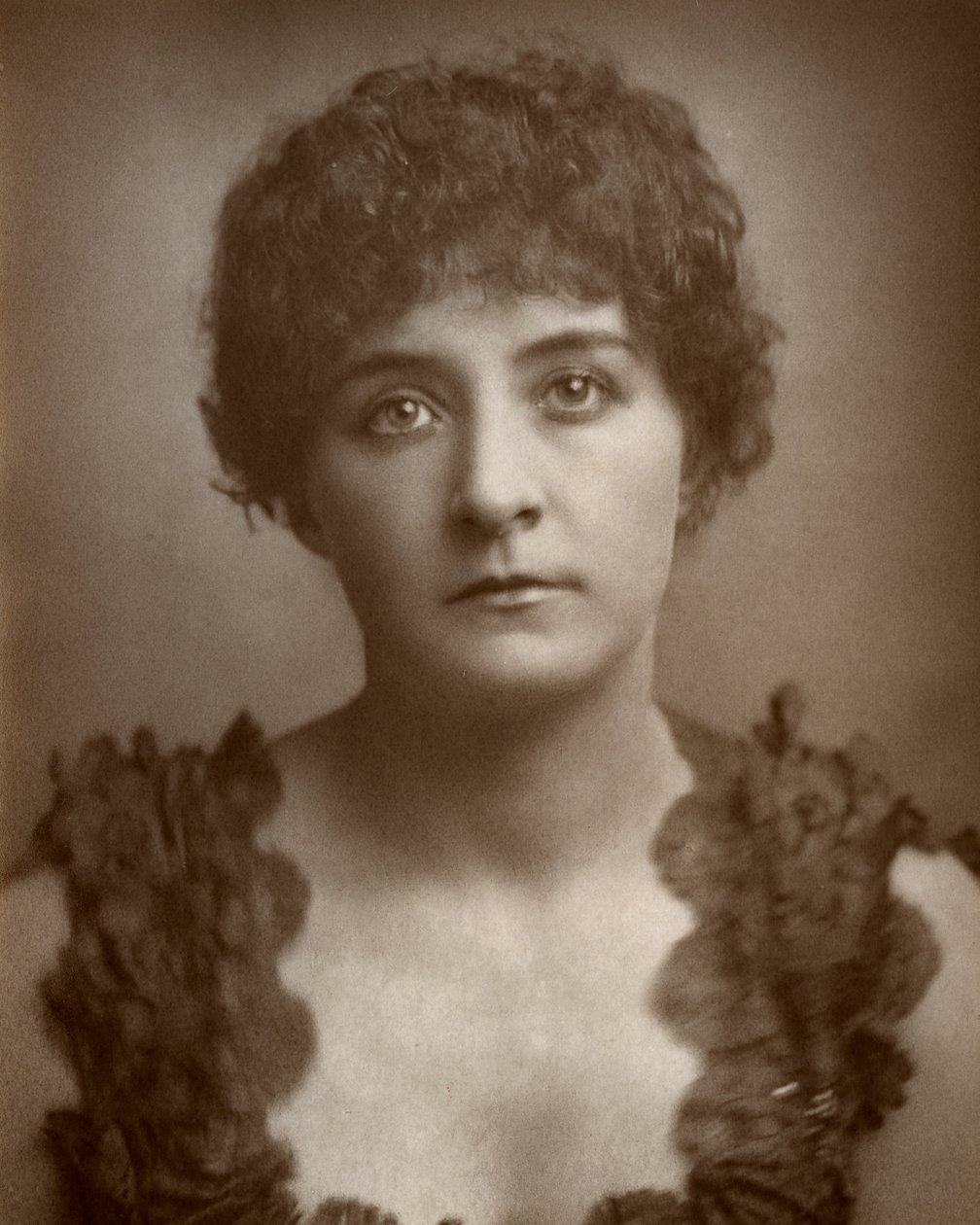 朱莉娅-格温，英国歌剧歌手和女演员，1884年 作者 圣詹姆斯摄影公司