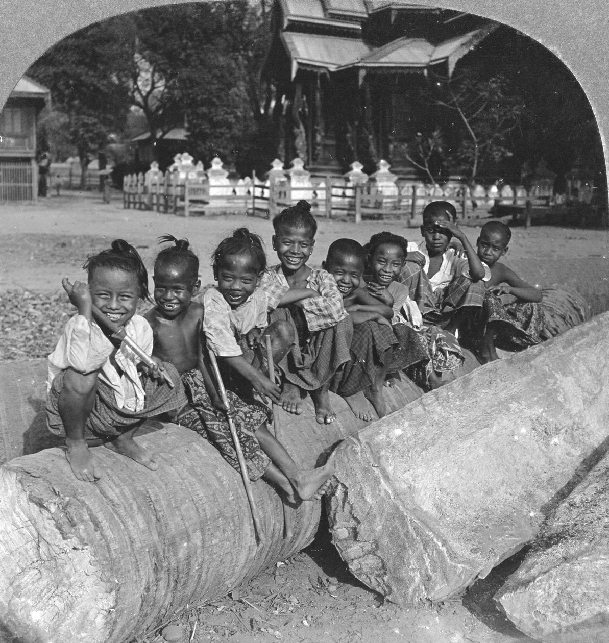 1908年，缅甸儿童坐在棕榈原木上 作者 立体声旅行社