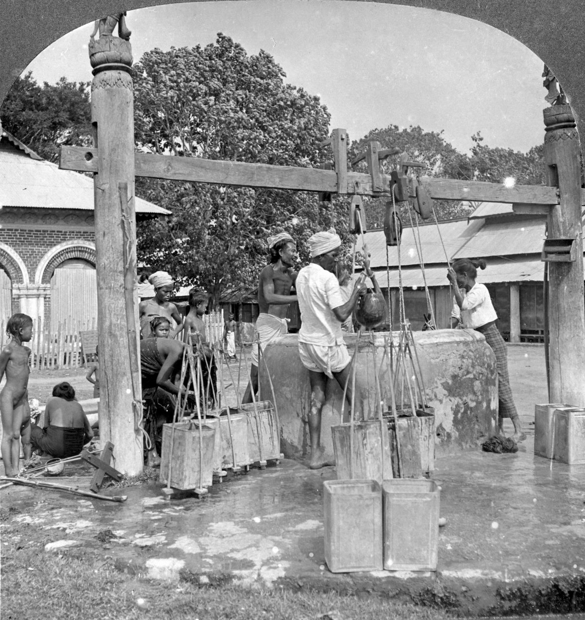 1908年，缅甸曼德勒，公共水井。 作者 立体声旅行社