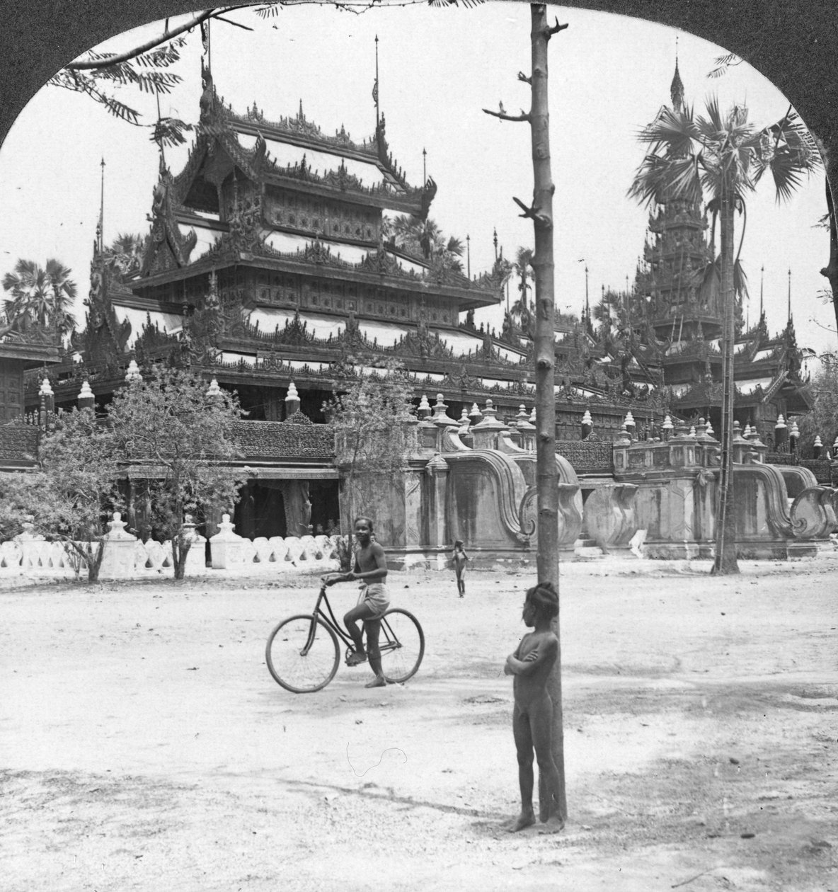 皇后区金寺，曼德勒，缅甸，1908年。 作者 立体声旅行社