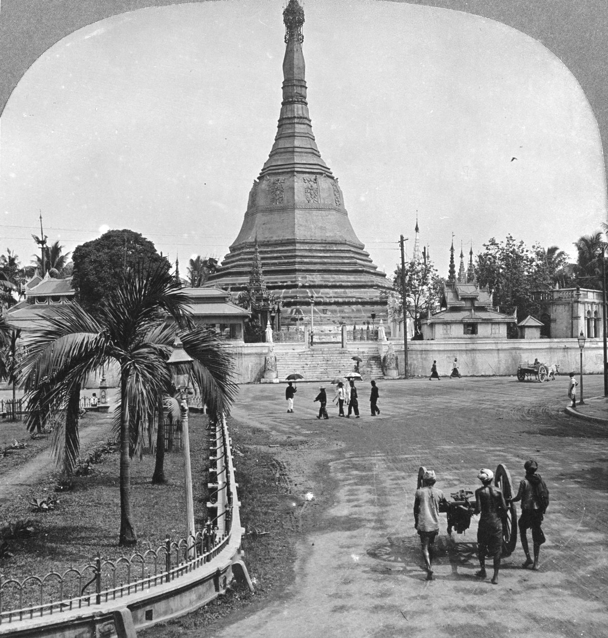 来自缅甸仰光宝塔街的苏雷宝塔，1908年 作者 立体声旅行社