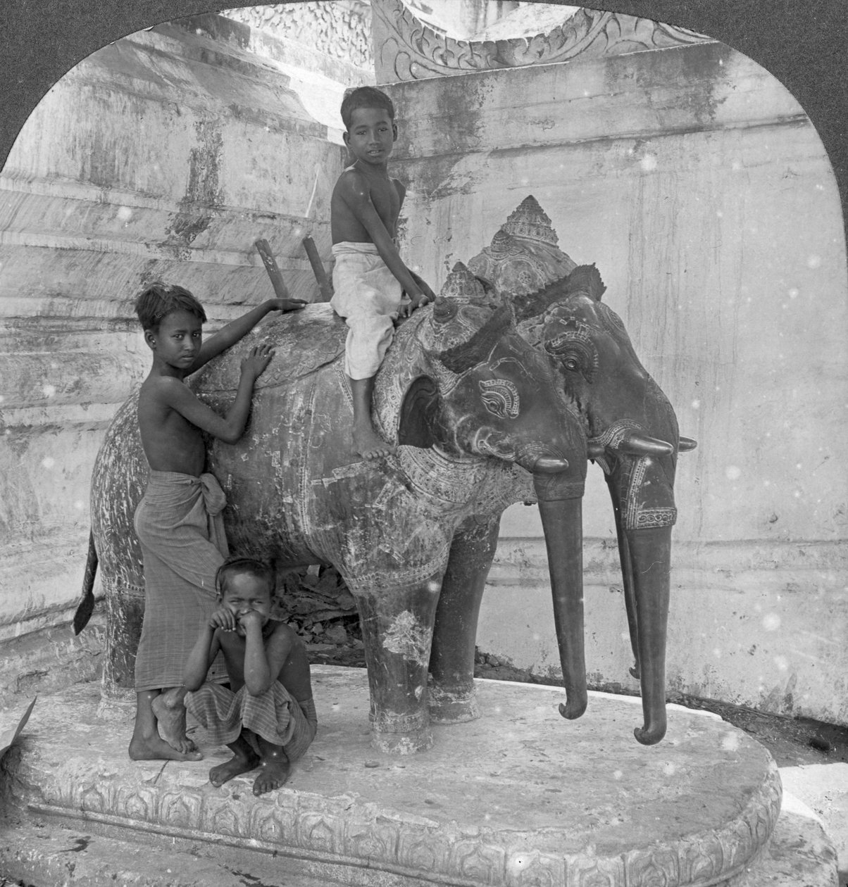 守卫圣所的三头大象，缅甸曼德勒Arakan塔，1908年。 作者 立体声旅行社