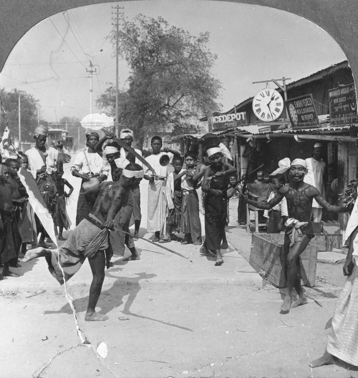 青年表演剑舞，缅甸，1908年 作者 立体声旅行社
