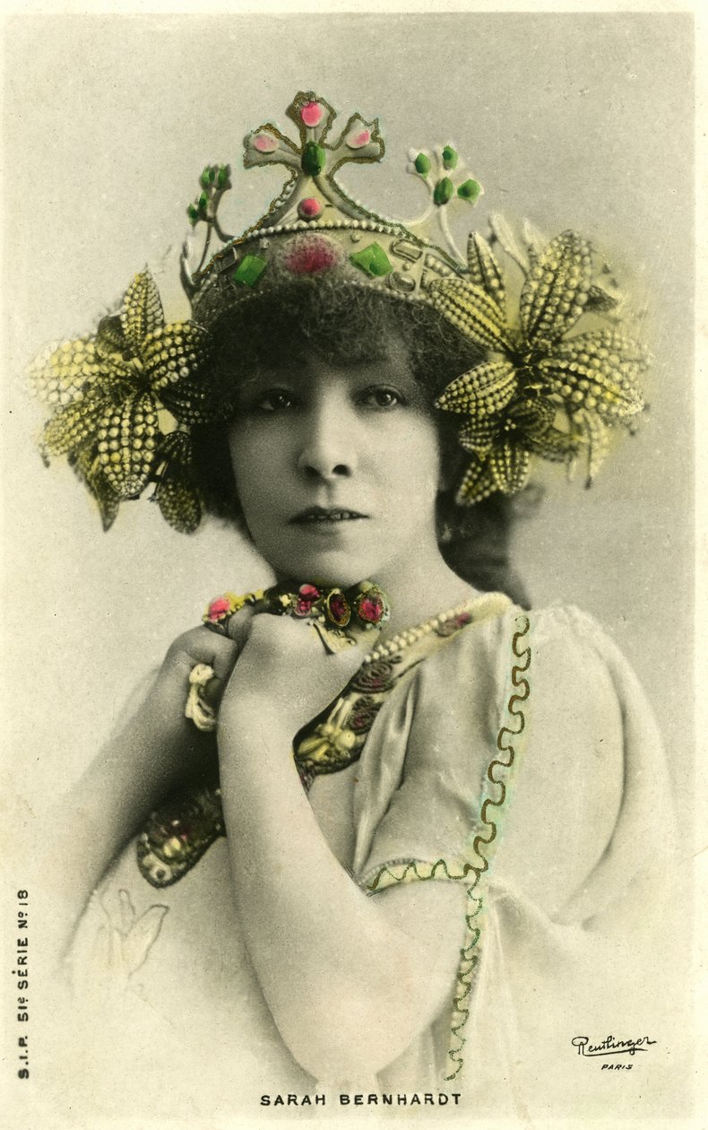Henriette Rosine Bernard又名Sarah Bernhardt (1844-1923)，扮演 "遥远的公主"，由Edmond Rostand创作。(b/w照片) 作者 罗伊特林格工作室