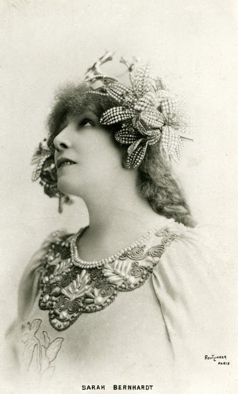 亨丽埃特-罗辛-伯纳德，又名莎拉-伯恩哈特（1844-1923），饰演 "遥远的公主"，埃德蒙-罗斯坦的戏剧（黑白照片 作者 罗伊特林格工作室