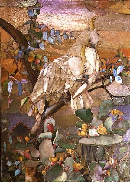 硫冠凤头鹦鹉，传统上归属于约瑟夫-布里格斯（玻璃马赛克）。 作者 蒂法尼影城