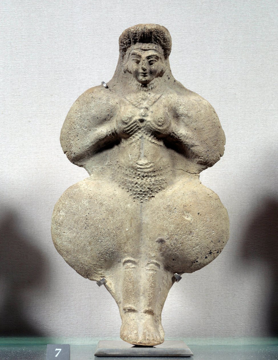 东方艺术：抱着乳房的女人陶俑，可能是生育女神伊什塔尔的代表。来自苏萨。伊朗。伊拉姆时期。公元前14-12世纪。太阳0.16米，卢浮宫博物馆 作者 苏美尔人苏美尔人