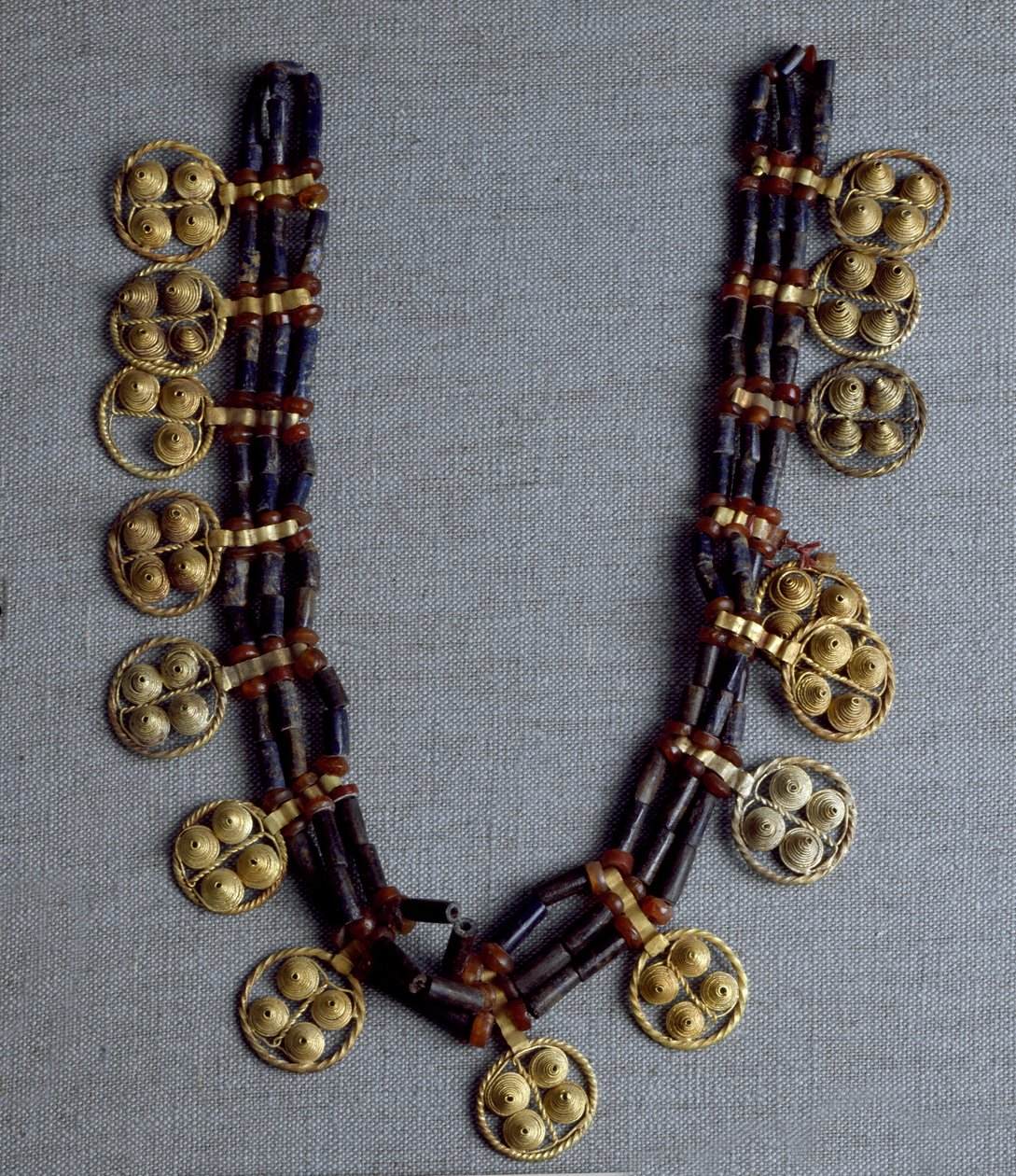 Sumerian Art: necklace with gold pendants and lapis lazuli beads used for the wedding. From the royal tombs of the site of Ur. 2600-2500 BC. Dim. 41 cm National Iraq Museum Baghdad 作者 苏美尔人苏美尔人