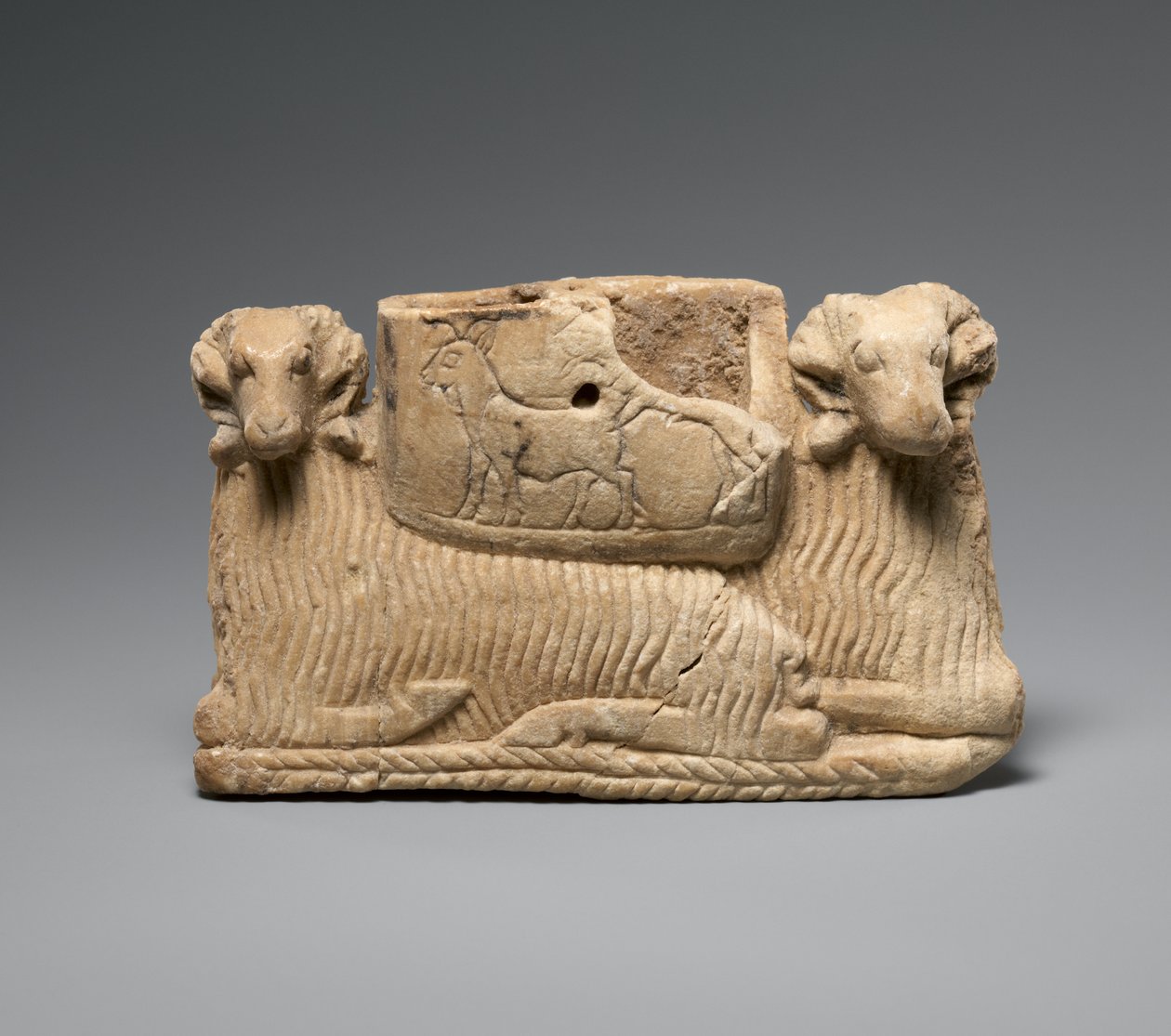 船只由两个公羊支撑，c。公元前2600–2500年（雪花石膏石膏） 作者 苏美尔人苏美尔人