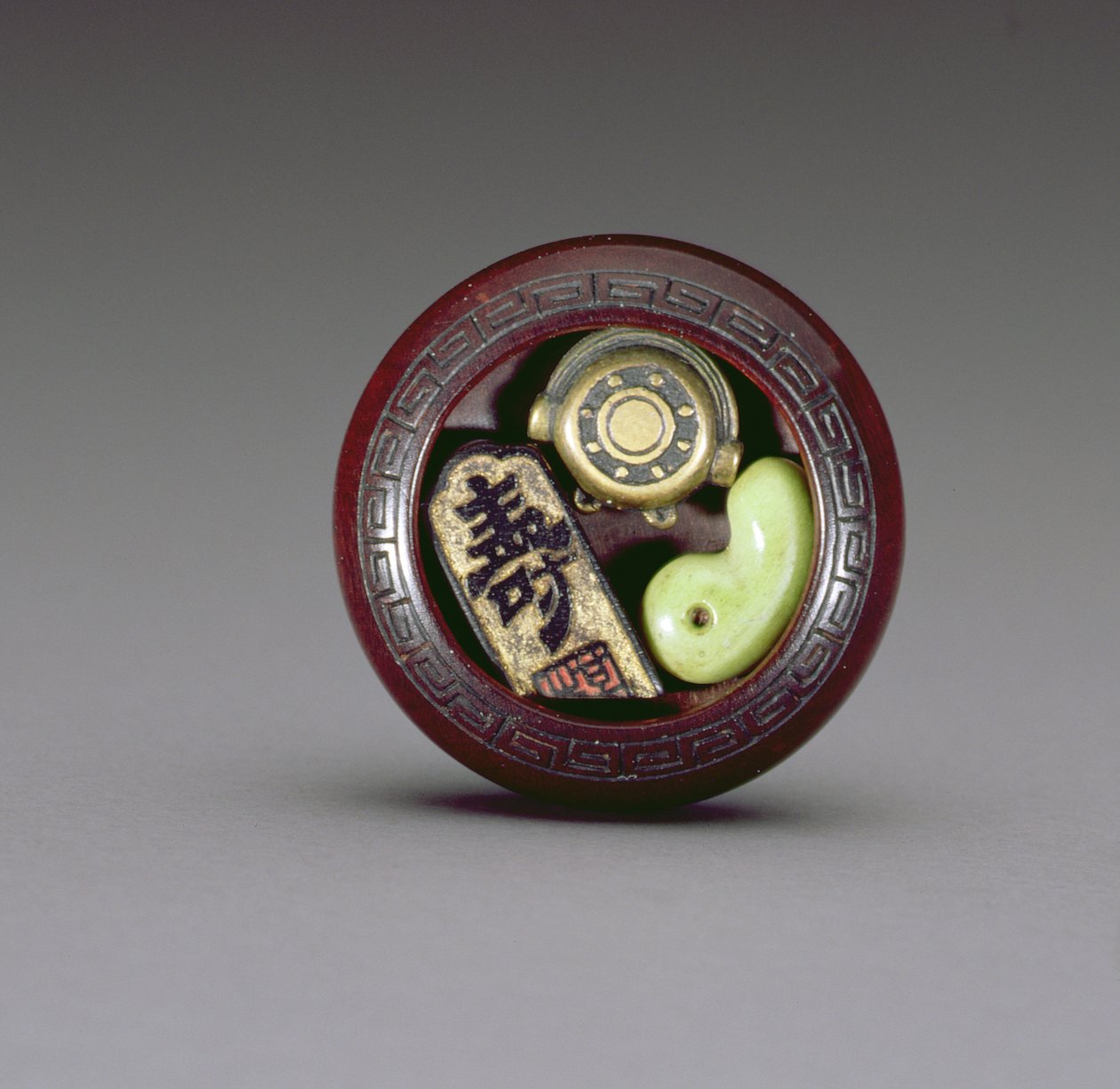 一个小的钵，1880-1900（木镶嵌鹿茸，金属和漆）（另见195423） 作者 铃木德久
