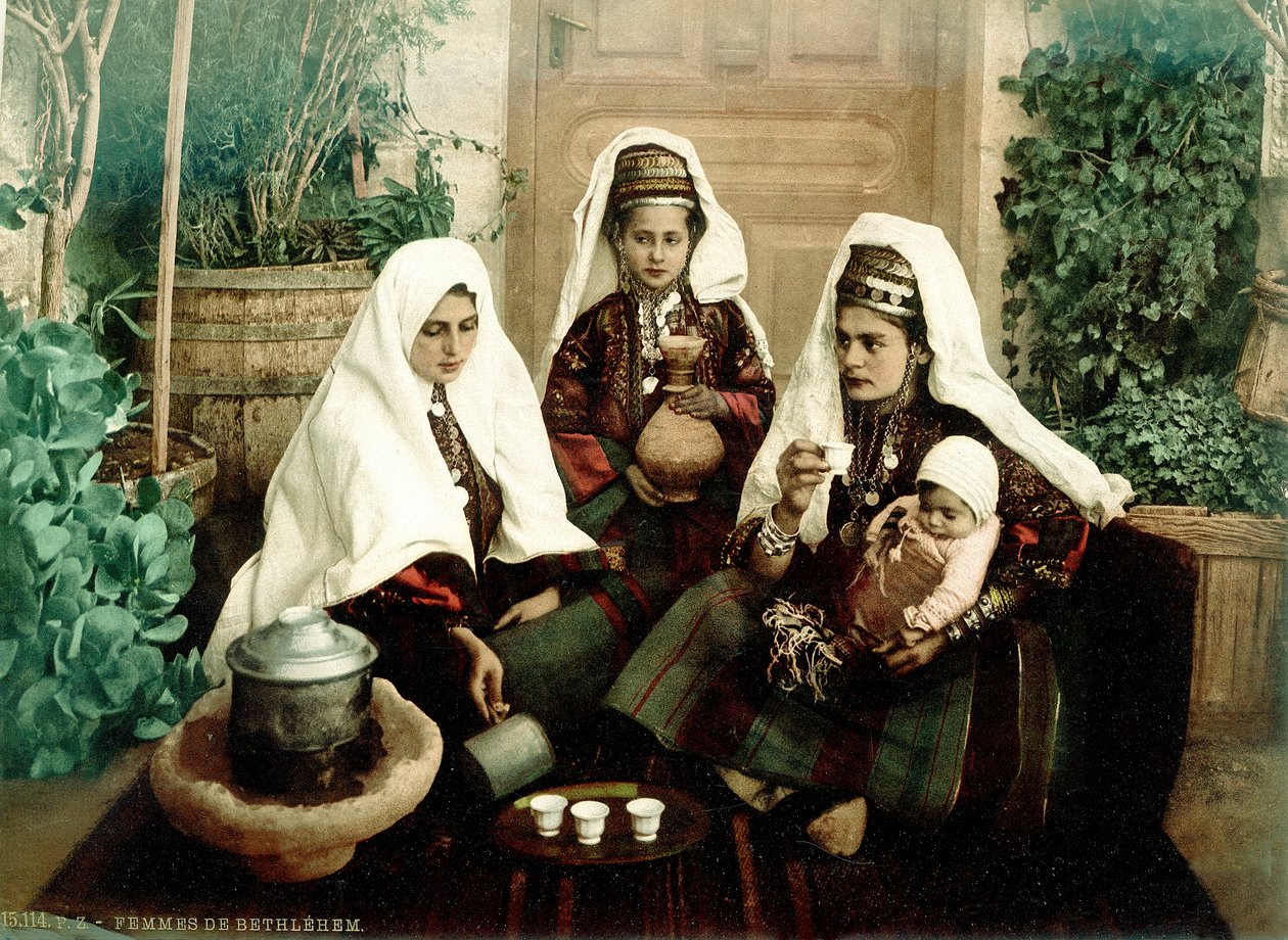 来自伯利恒的阿拉伯妇女组喝咖啡，1880-1900（photochrom） 作者 瑞士摄影师