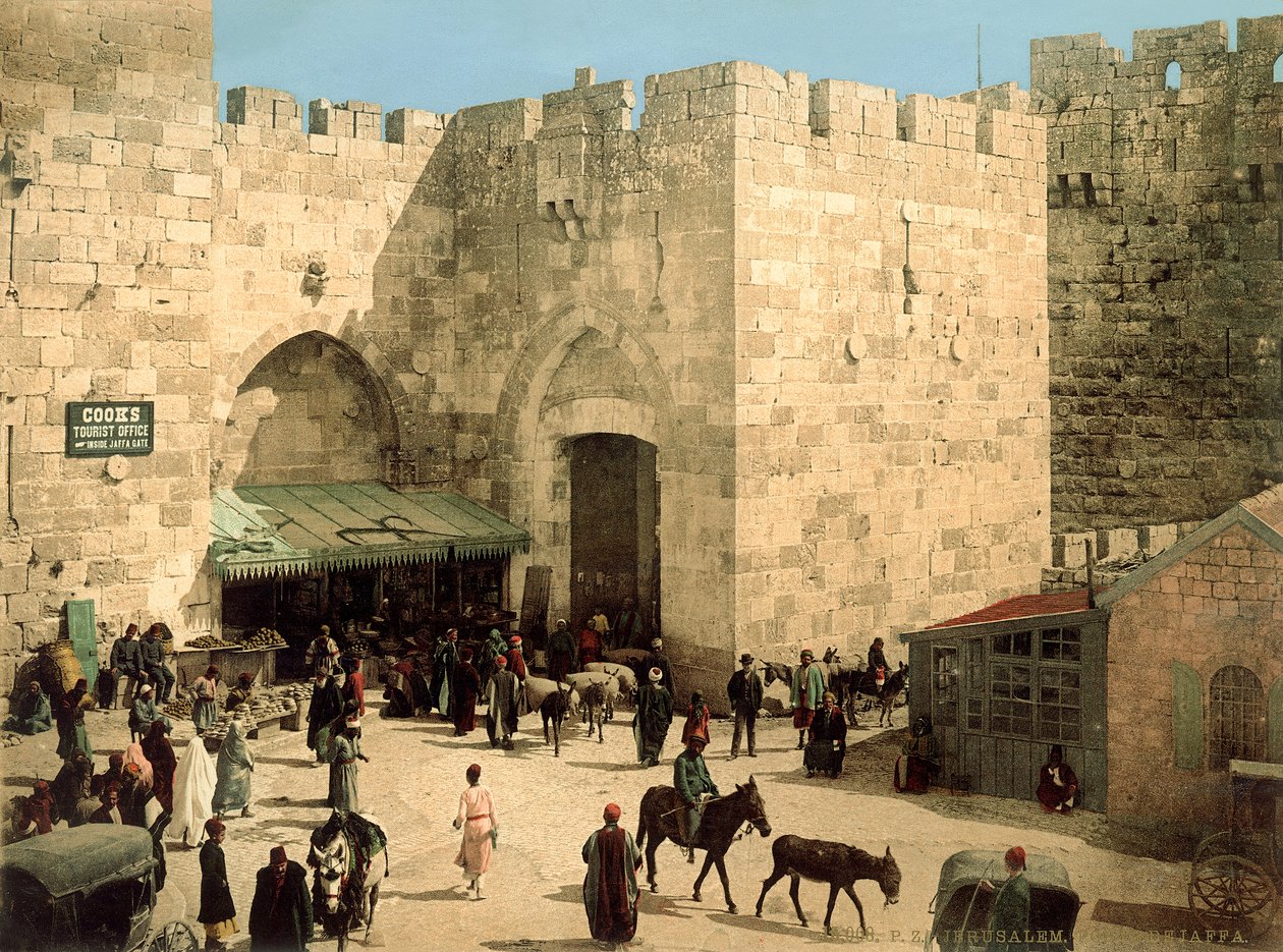 Jaffa Gate，墙外有驴子和门前的人，1880-1900（photochrom） 作者 瑞士摄影师