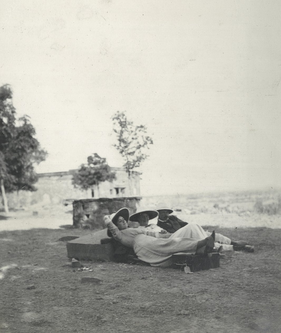 1912年1月在法塔赫布尔西格里观光一天后，Lilah Wingfield，Judy Smith和Major Gosling休息（bw照片） 作者 西尔维亚·布鲁克（Sylvia Brooke）
