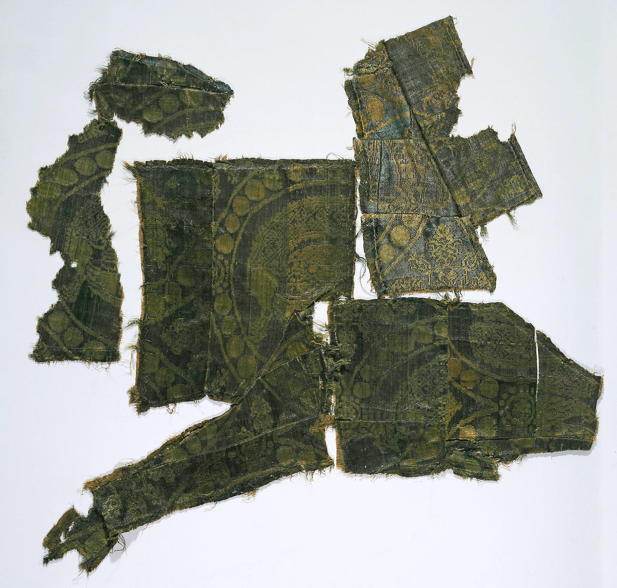 用丝绸织物覆盖的长袍的碎片，带有Simurgh图案，Moshchevaya Balka Burial Mound，东地中海（丝绸） 作者 叙利亚学校