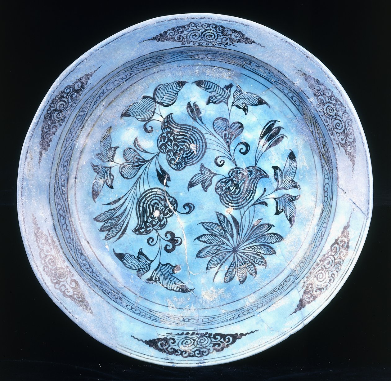 绿松石玻璃盘，带有程式化的花卉喷雾，十五世纪 作者 叙利亚学校