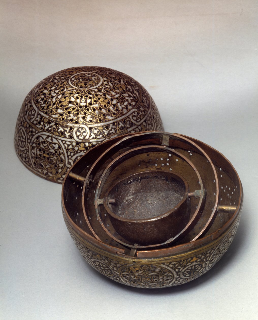 东方艺术：来自叙利亚的 Burle 香水（burn-perfumes）或暖手器（handwarmer），15 世纪末 16 世纪初。 铜合金锤击墓纹，穿孔，镶嵌金、银、黑浆。 巴黎，卢浮宫 作者 叙利亚学校