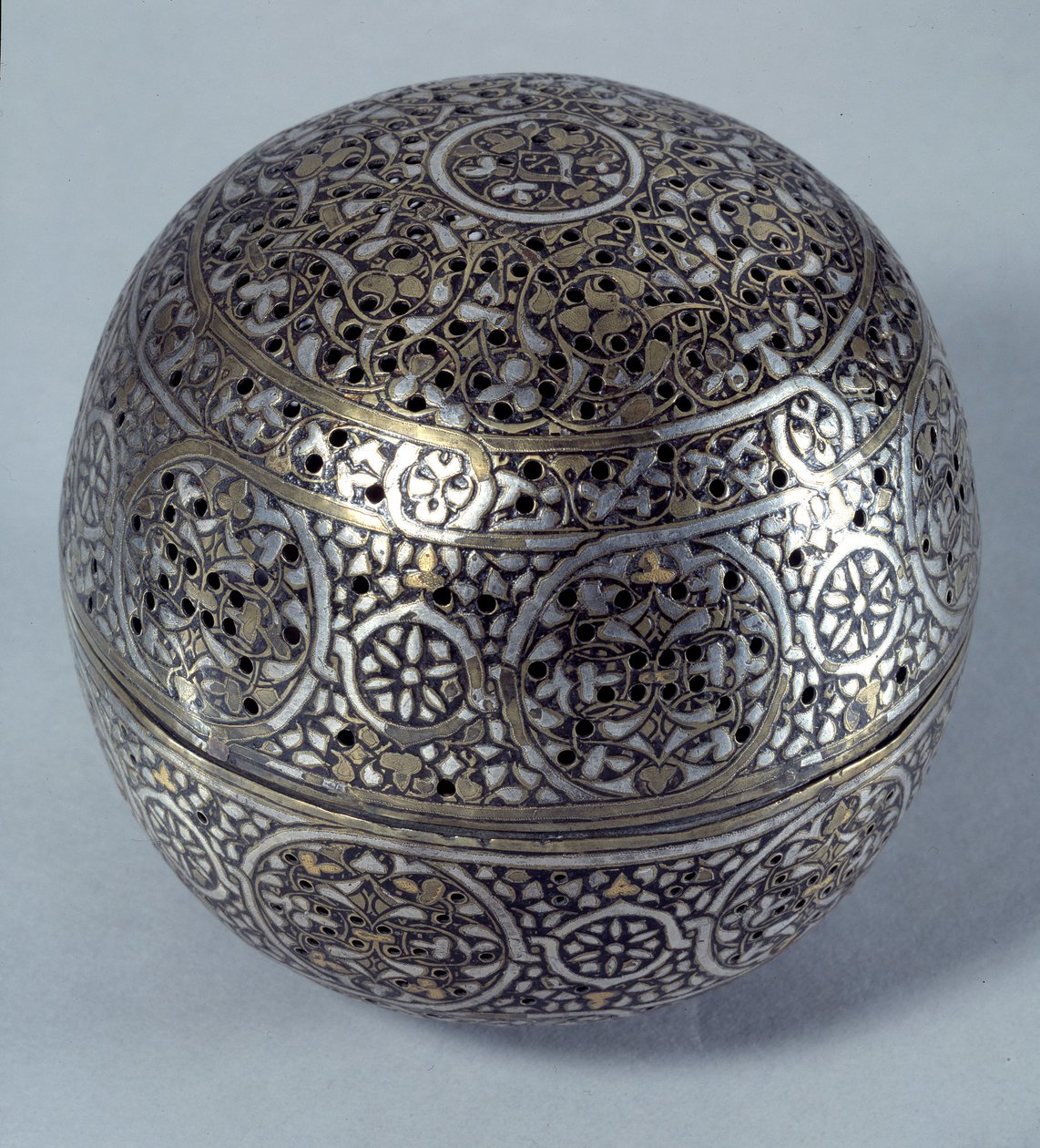 Oriental Art: Frule perfume (burn-perfume) or hand warmer (hand warmer) from Syria, late 15th, beginning of 16th century. Copper alloy hammered with grave decor, pierces, inlaid with gold, silver and black paste. Paris, Musee Du Louvre 作者 叙利亚学校