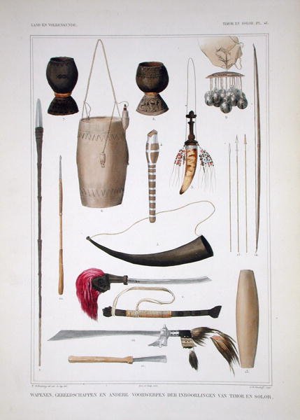 来自帝汶的武器和祭祀用品，来自 "Verhandelingen over de Natuurlijke Geschiedenis Nederlandsche overzeesche Bezittingen"，第一卷，作者Coenraad Jacob Temminck，Salomon Muller雕刻，1839-44年出版（彩色平板）。 作者 TC（后）布鲁宁