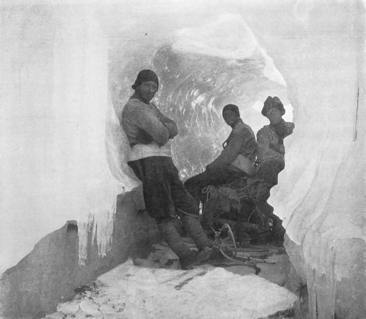 天然冰隧道中的第一个西方政党，c1911，1913年 作者 T.格里菲斯·泰勒