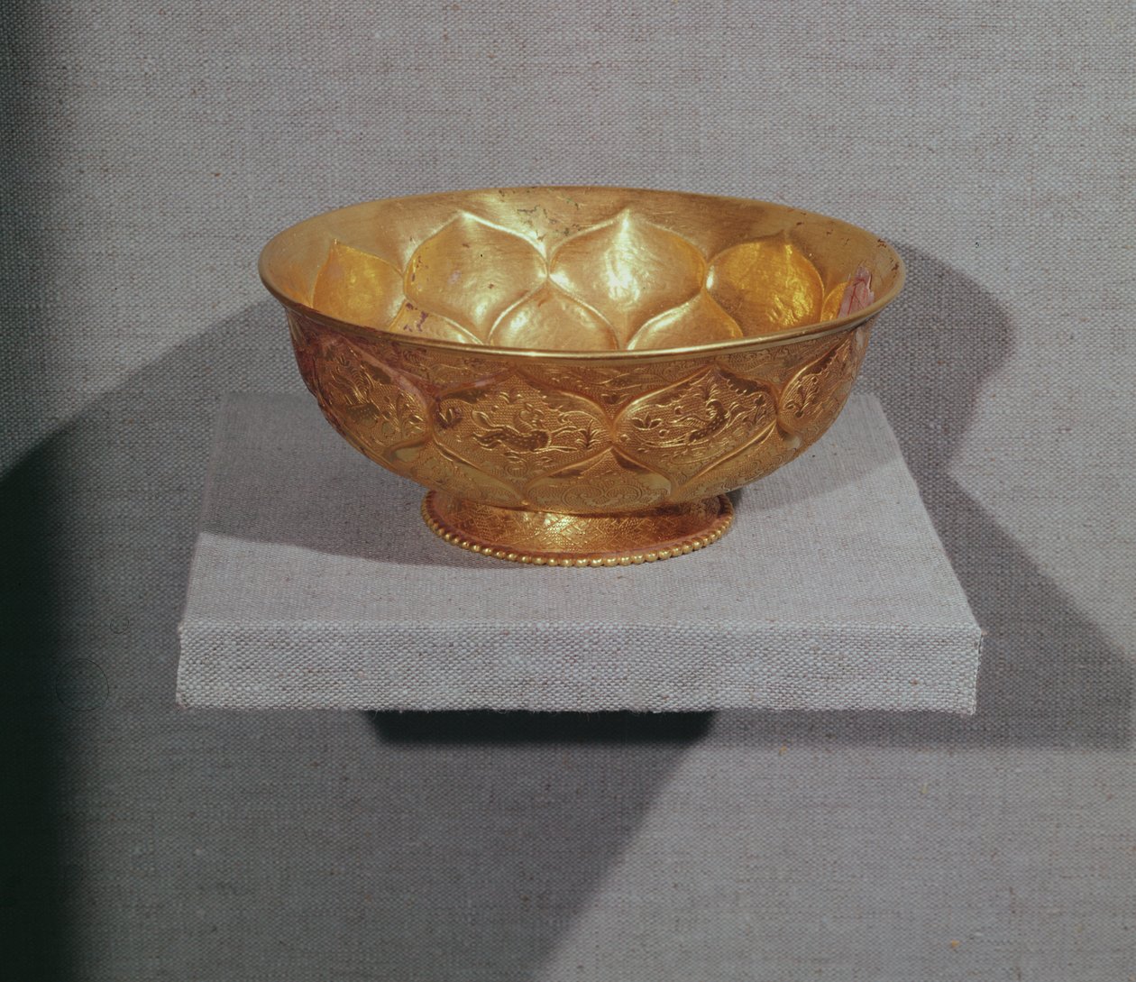 碗装饰有浮雕莲花瓣（金） 作者 唐代中文学校