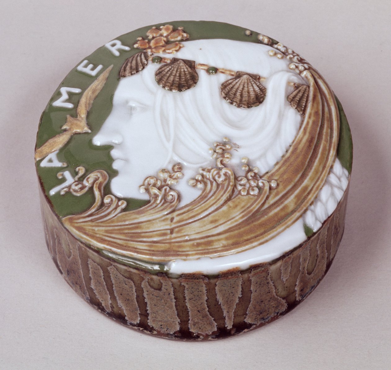 Sevres镇纸，切割和应用浮雕装饰，1900（陶瓷） 作者 紫杉马克西姆犬