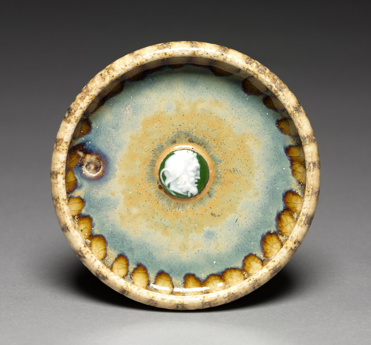 带有白色和绿色浮雕的菜肴，约1895年（粗陶和瓷器） 作者 紫杉马克西姆犬