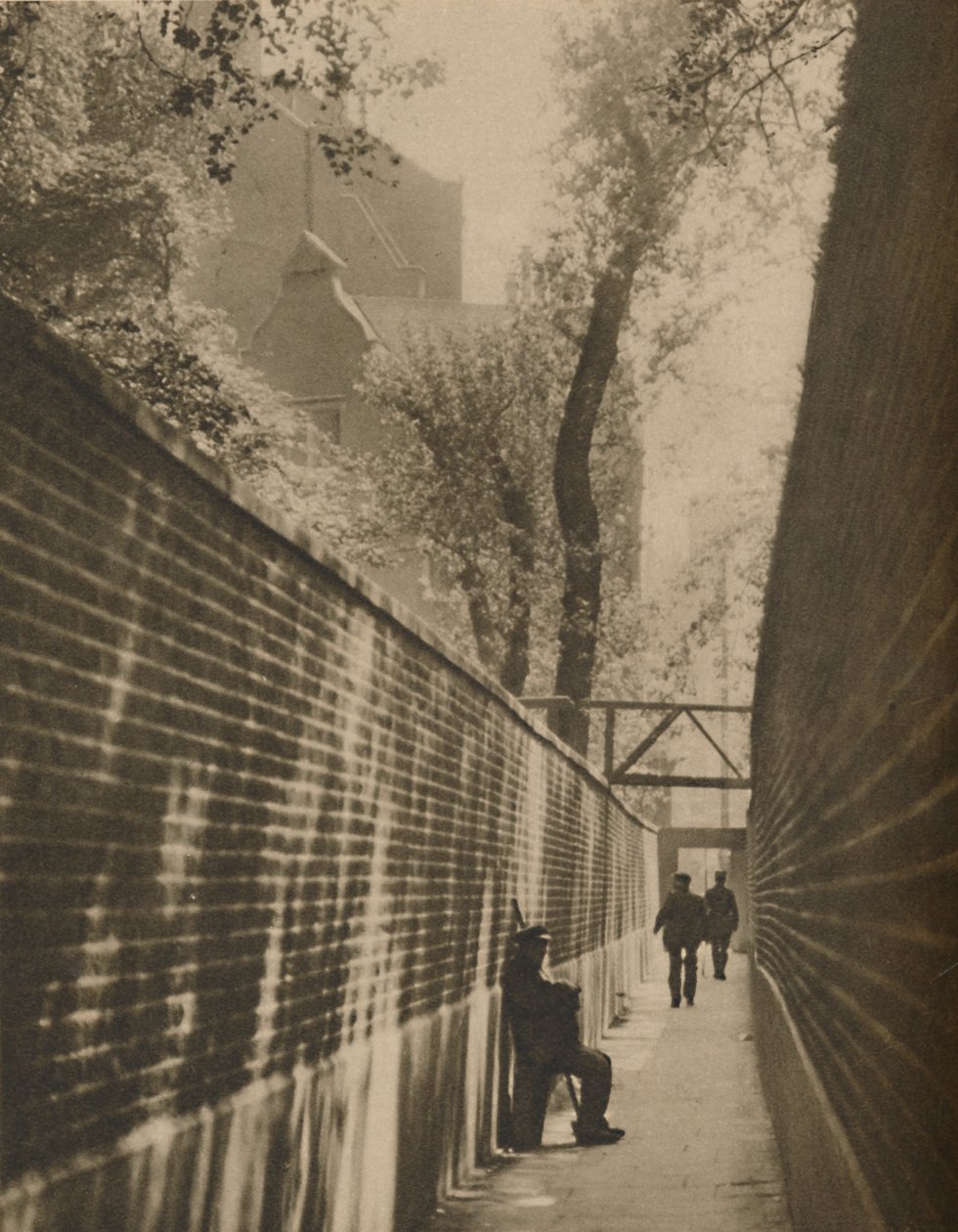 在兰斯当通道（Lansdowne Passage）中，一名公路工人曾经疾驰一生，大约在1935年。 作者 泰勒