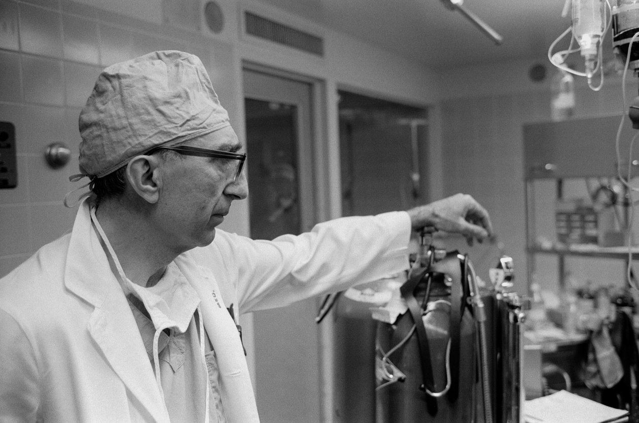 德克萨斯医学中心心血管外科医生 Michael DeBakey 博士。 作者 特德·斯皮格尔