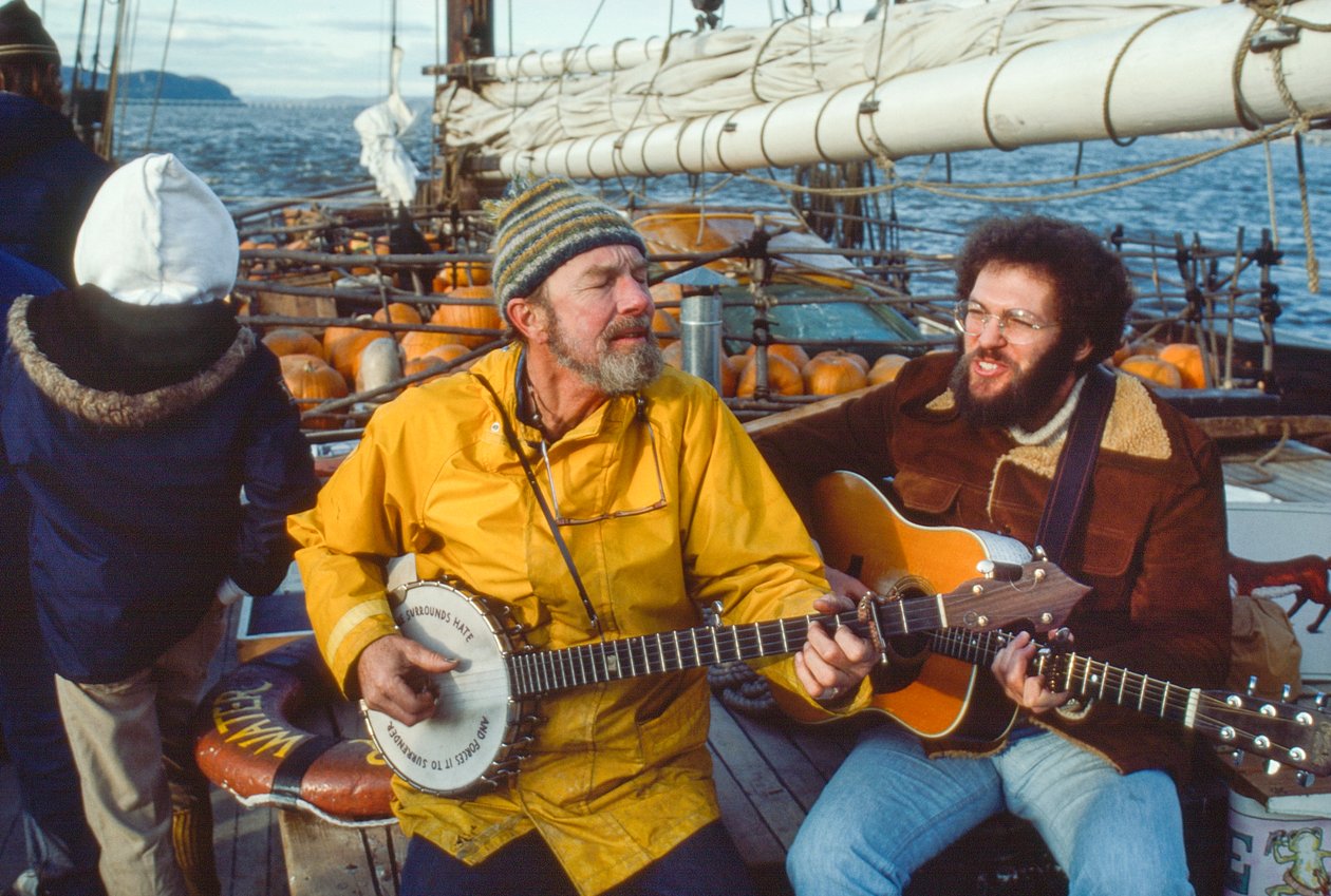 音乐家和环保主义者彼得-西格（Peter Seeger）在 "清水号"（Clearwater）甲板上演奏班卓琴。 作者 特德·斯皮格尔