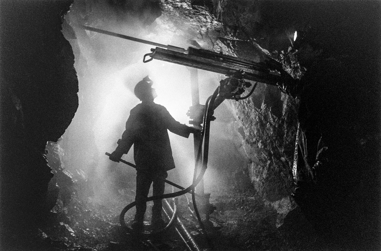 智利苏韦尔由布莱登铜业公司（Braden Copper Company）创建于 1906 年，是一个公司城镇，旨在... 作者 特德·斯皮格尔