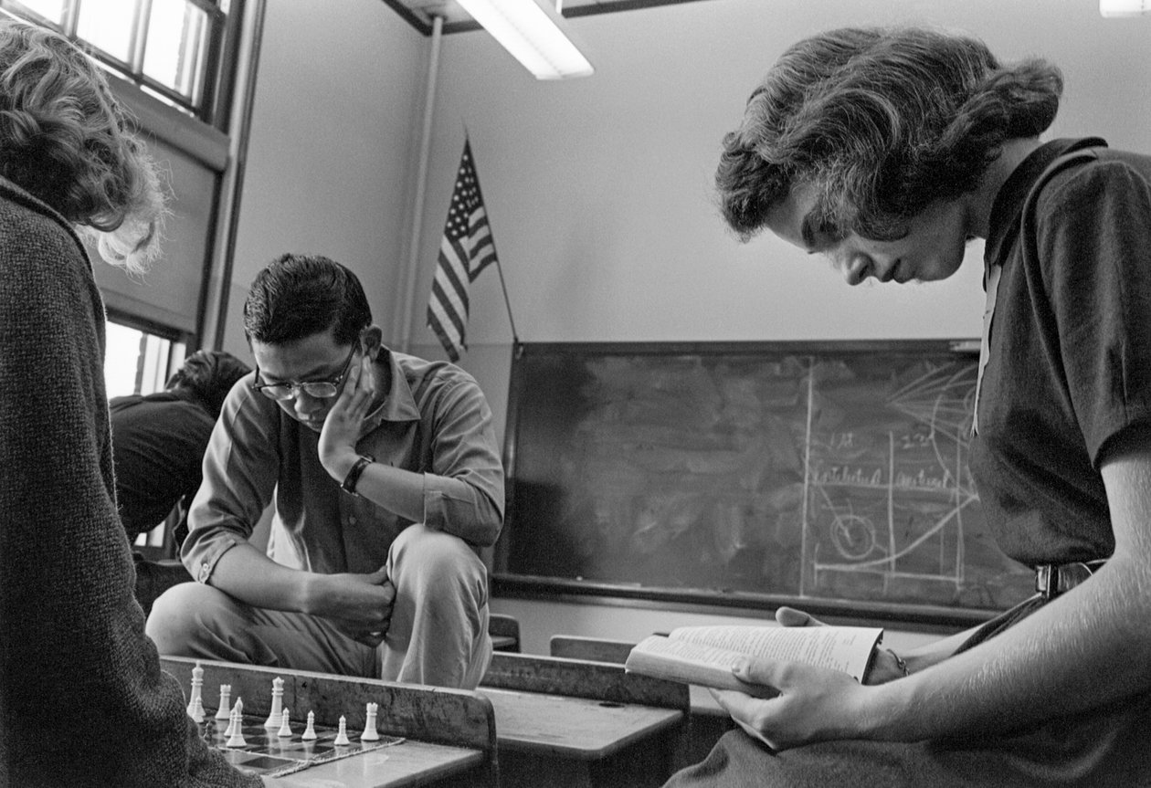 在阿姆斯加菲尔德高中（ams A. Garfield High School），学生们在下棋和阅读。 作者 特德·斯皮格尔